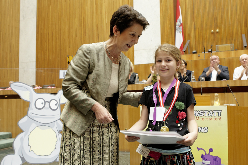 Nationalratspräsidentin Mag.a Barbara Prammer bei der Überreichung von Urkunde und Medaillie