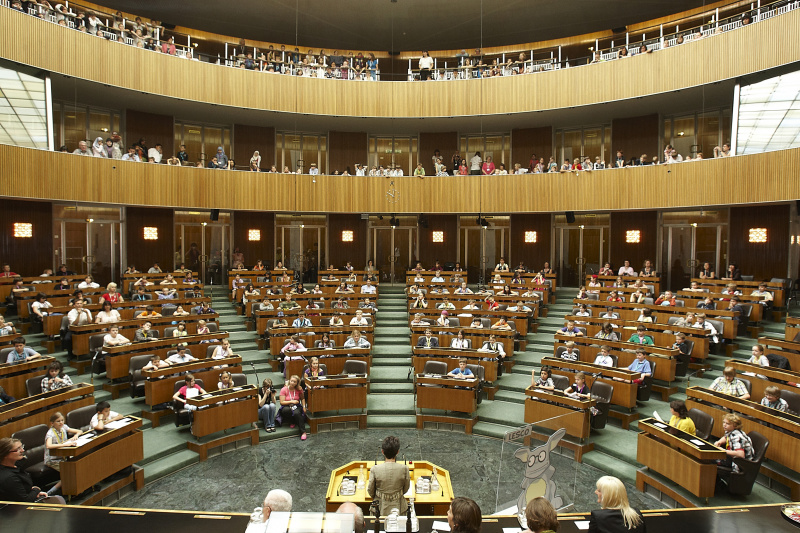 Nationalratspräsidentin Mag.a Barbara Prammer begrüßt alle Kinder und Lehrer der zu ehrenden Klassen.