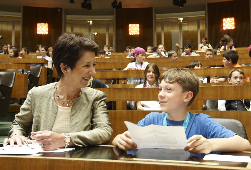 Nationalratspraesidentin Mag. Barbara Prammer im Gespräch mit einem jungen Demokratiewerkstatt-Profi.