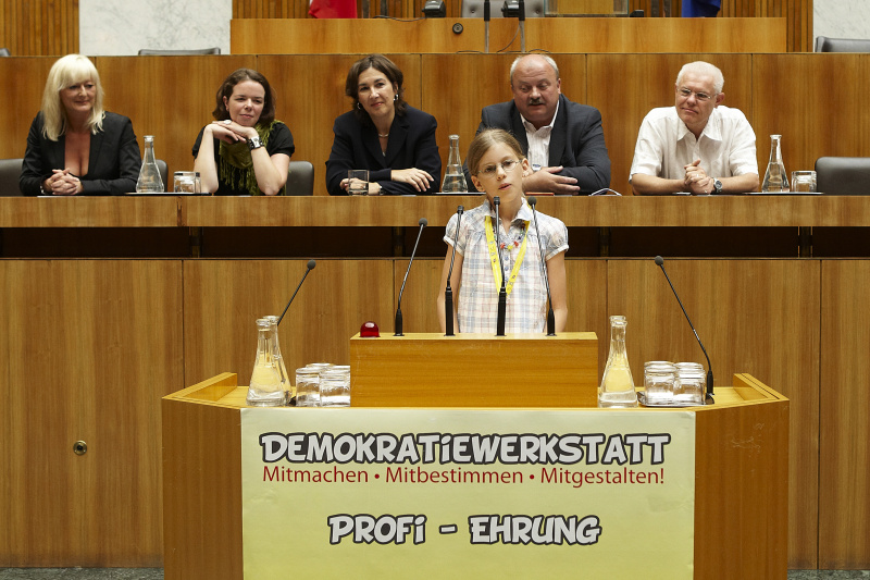 Demokratie-Profi als Vertreterin ihrer Klasse bei einer kurzen Ansprache an alle Anwesenden. Auf der Regierungsbank v.li. Elke Kirchner - Mitarbeiterin FPÖ, Tanja Windbüchler-Souschill - Nationalratsabgeordnete, Christine Lapp - Nationalratsabgeordnete; Leopold Mayerhofer - Nationalratsabgeordneter und Werner Neubauer- Nationalratsabgeordneter