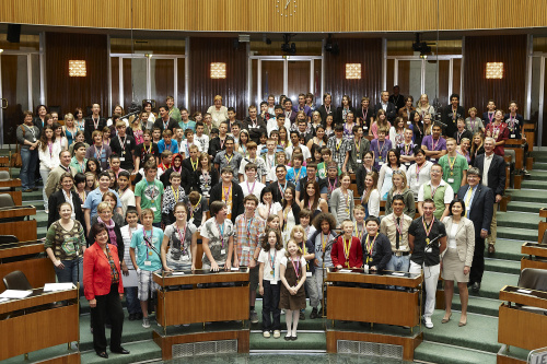 Gruppenfoto mit allen jungen Demokratie Profis, Lehrern und einigen Abgeordneten des Nationalrates und Mitgliedern des Bundesrates
