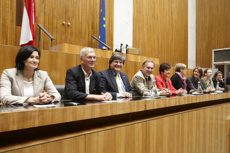 Am Podium v. li.: Silvia Fuhrmann - Nationalratsabgeordnete, Elmar Podgorschek - Bundesratsmitglied, Bernhard Vock - Nationalratsabgeordneter,  Walter Rosenkranz - Nationalratsabgeordneter, Mag.Susanne Neuwirth - Vizepräsidentin des Bundesrates, Ursula Haubner - Nationalratsabgeordnete, Daniela Musiol - Nationalratsabgeordnete und zwei Veranstaltungsteilnehmerinnen.