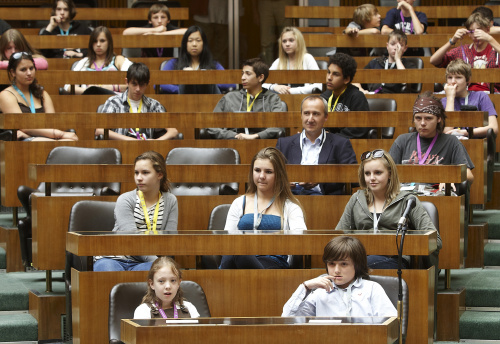 Jugendliche Demokratiewerkstatt Profis in den Sitzreihen des Plenarsaals.