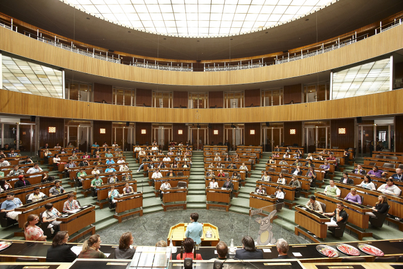 Nationalratspraesidentin Mag. Barbara Prammer begrüßsst die Jugendlichen, Abgeordneten und Lehrer.