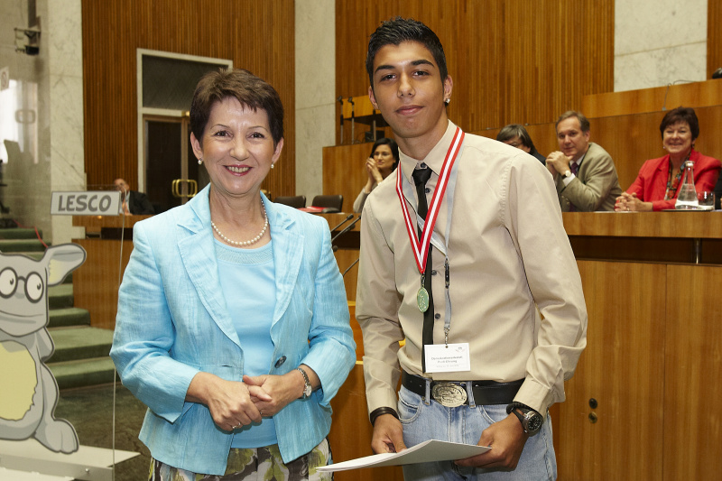Nationalratspraesidentin Mag. Barbara Prammer bei der Ehrung eines Demokratiewerkstatt Profis