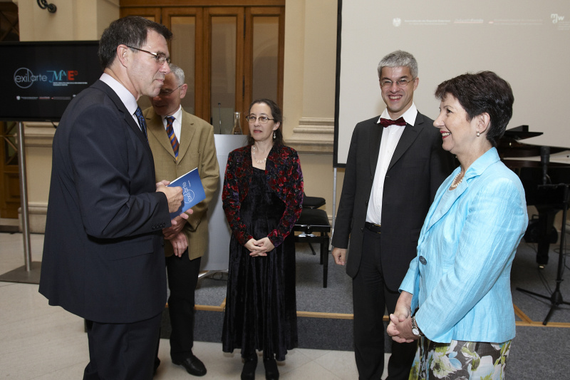 v. links: Michael Haas, Veranstaltungsteilnehmer, Adina Morinell, Univ. Prof. Dr. Christoph Reuter und Nationalratspräsidentin Mag.a Barbara Prammer