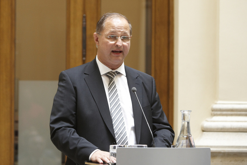 Univ.Prof Dr. Gerold Gruber - Leiter von Exil Arte und MAED am Rednerpult.