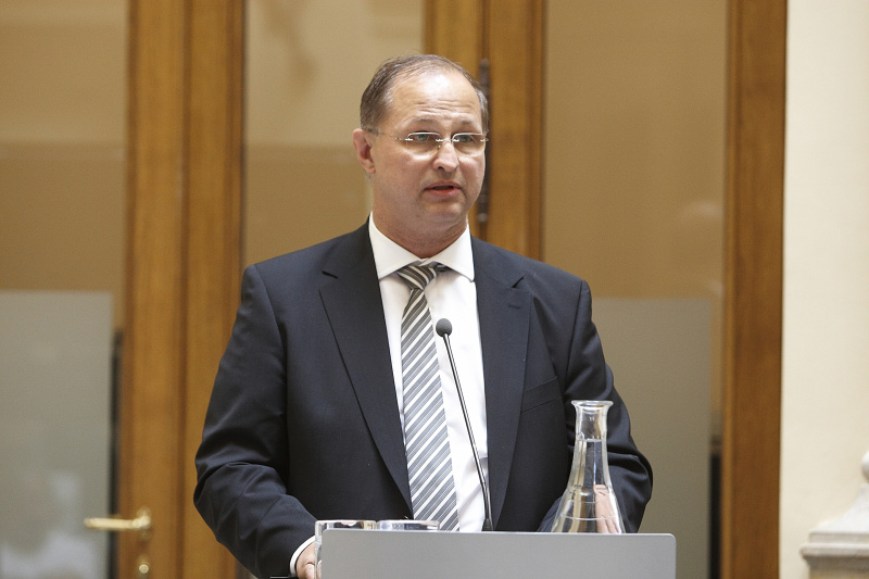 Univ.Prof Dr. Gerold Gruber - Leiter von Exil Arte und MAED am Rednerpult.