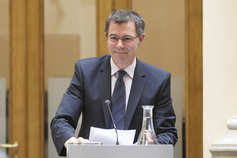 Michael Haas - Musikproduzent am Rednerpult.