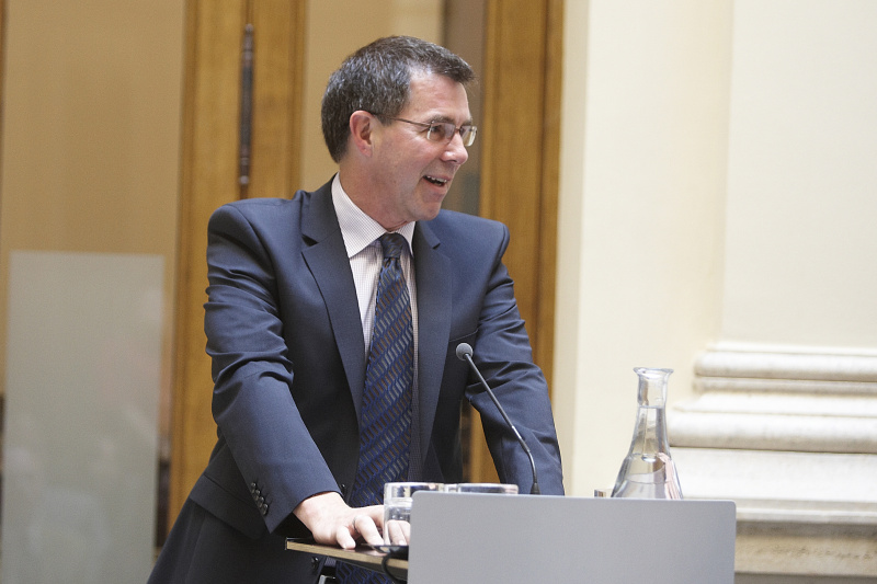 Michael Haas - Musikproduzent am Rednerpult.