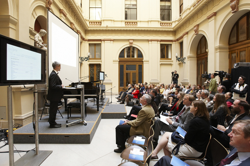 Univ. Prof. Dr. Christoph Reuter am Rednerpult.