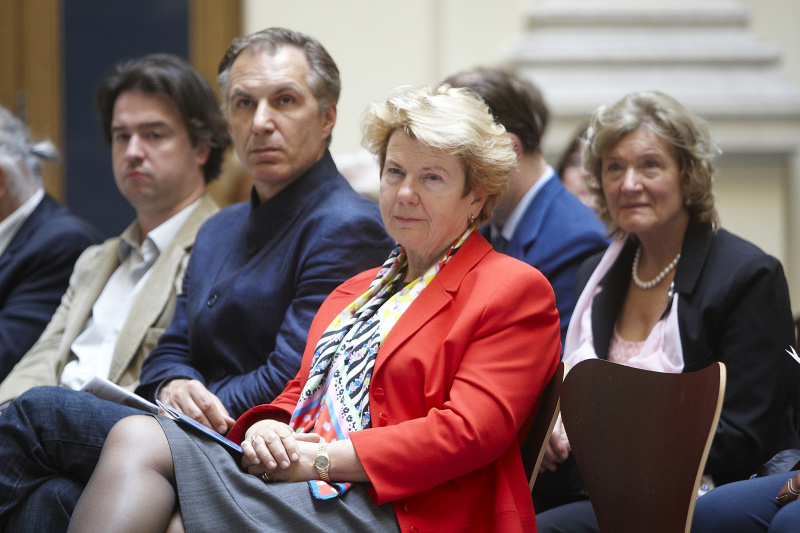 Unter den Gästen Waltraud Klasnic - Landeshauptfrau a.D.(2.v.re.)