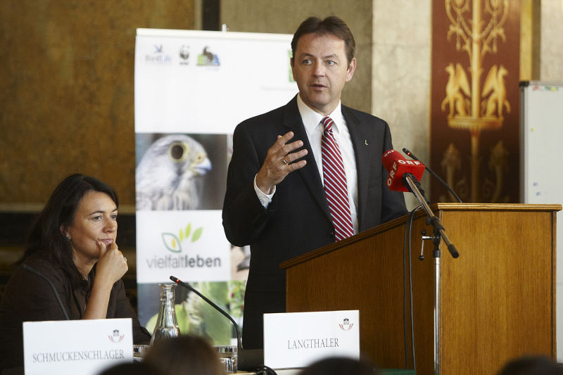 v.li. Monika Langthaler und Niki Berlakovich - Minister des Lebensministeriums am Rednerpult