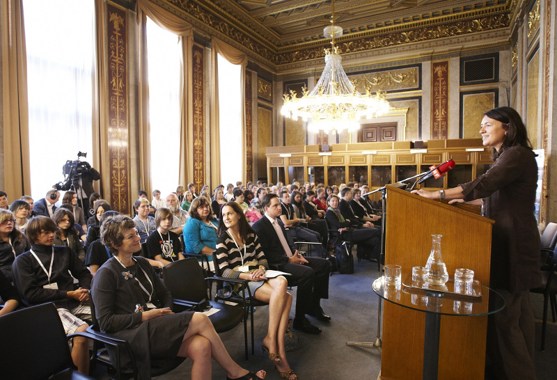 Monika Langthaler am Rednerpult