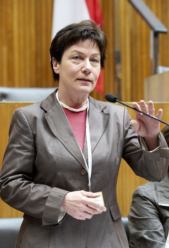 Univ.-Prof.in Dr.in Bea Verschraegen - Universität Wien - Juridische Fakultät am Mikrofon