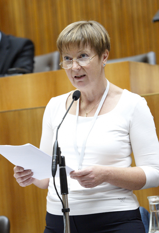 Diplom-Sozialarbeiterin Elisabeth Wöran - Österreichische Plattform für Alleinerziehende am Mikrofon