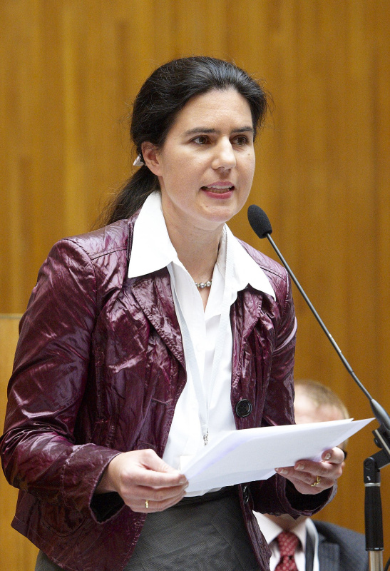 Mag. Doris Täubl-Weinreich - Richterin am Mikrofon