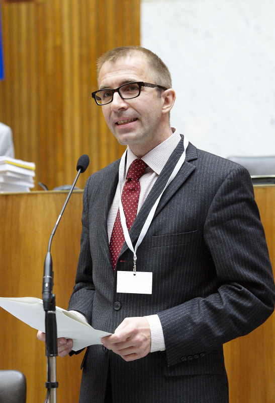 Dr. Rüdiger Ernst - Richter am Mikrofon