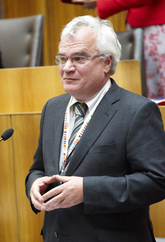 Sektionschef Hon.-Prof. Dr. Georg Kathrein - Bundesministerium für Justiz am Mikrofon