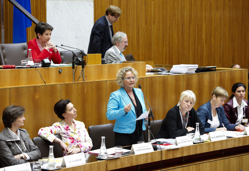 Mag. Claudia Bandion-Ortner - Bundesministerin für Justiz am Mikrofon