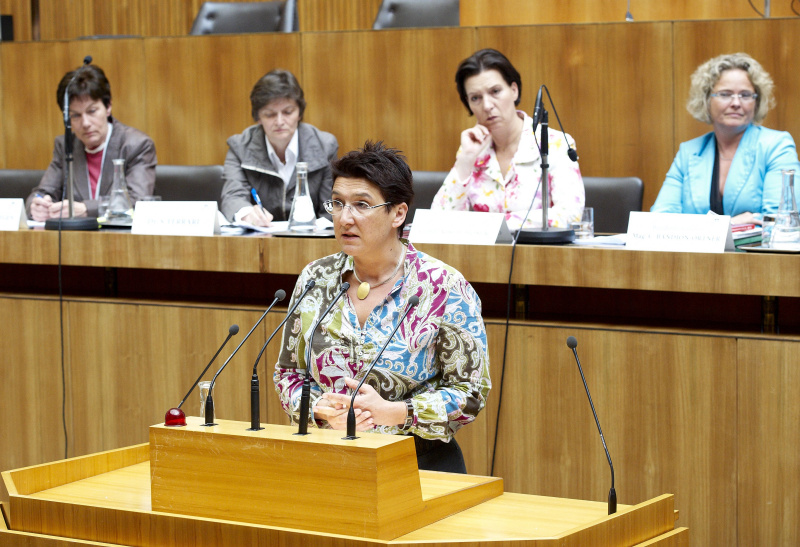 Abgeordnete Sonja Ablinger am Rednerpult.
