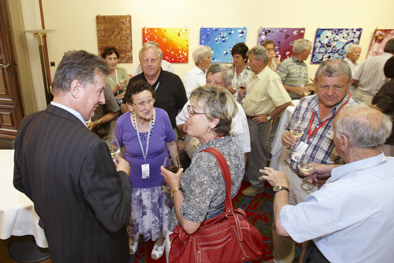 Bundesratspraesident Peter Mitterer (li.) im Gespräch mit Gästen.