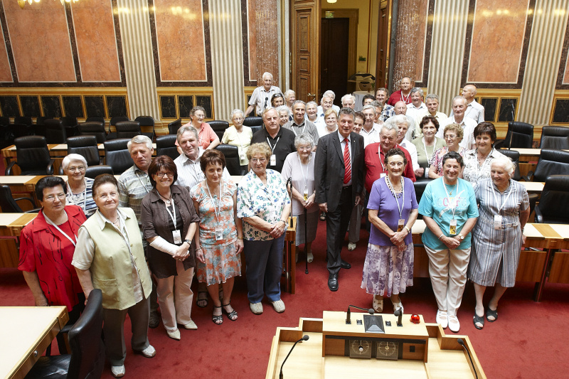 Gruppenfoto der Mitglieder des Seniorenbundes aus Neuhaus und Mühlgraben mit Bundesratspräsident Peter Mitterer (mitte)
