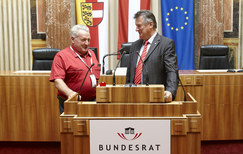 v.li. Veranstaltungsteilnehmer und Bundesratspräsident Peter Mitterer