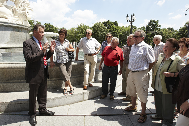 Bundesratspraesident Peter Mitterer begrüßt die Mitglieder des Seniorenbundes aus Neuhaus und Mühlgraben.