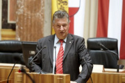 Bundesratspräsident Peter Mitterer am Rednerpult.