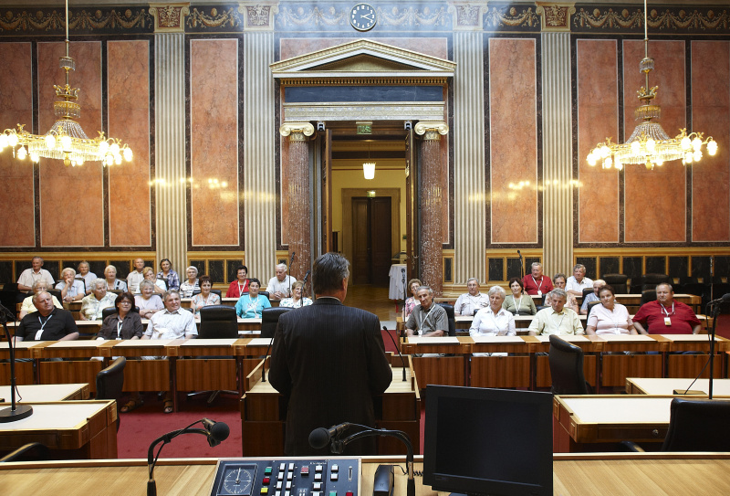 Bundesratspräsident Peter Mitterer begrüßt die Mitglieder des Seniorenbundes aus Neuhaus und Mühlgraben im Bundesratssitzungssaal.