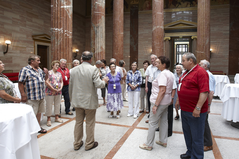 Mitglieder des Seniorenbundes aus Neuhaus und Mühlgraben während der Führung durch das Parlament.