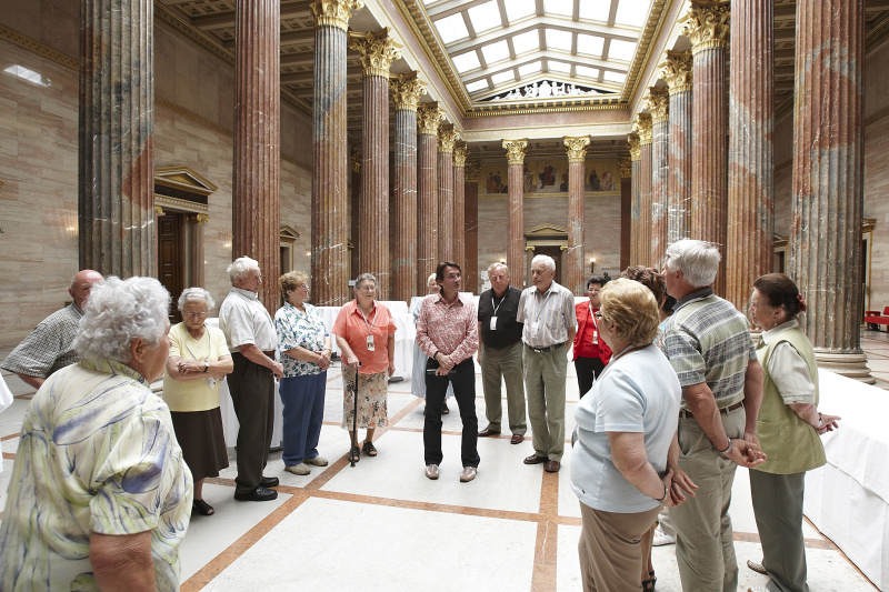Mitglieder des Seniorenbundes aus Neuhaus und Mühlgraben während der Führung durch das Parlament.