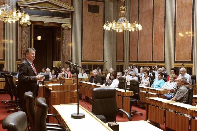 Bundesratspraesident Peter Mitterer begrüßt die Mitglieder des Seniorenbundes aus Neuhaus und Mühlgraben im Bundesratssitzungssaal.