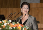 Christine Marek - Staatssekretärin im Bundesministerium für Wirtschaft, Familie und Jugend am Rednerpult.