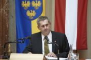 Bundesratspräsident Martin Preineder am Präsidium bei seiner Antrittsrede.
