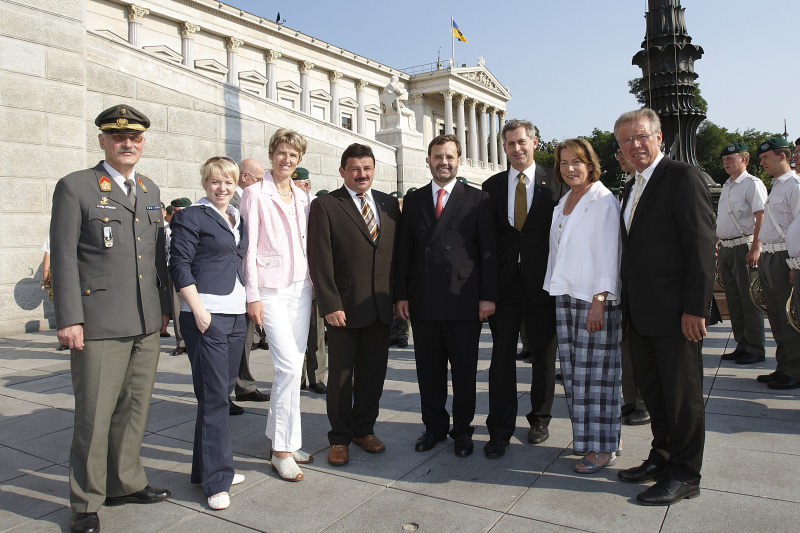Ein Vertreter des Militaers und mehrere Bundesräte sowie ein Vertreter der Niederoesterreichischen Landesregierung zusammen mit dem neuen Bundesratspräsidenten Martin Preineder (3.v.re.)
