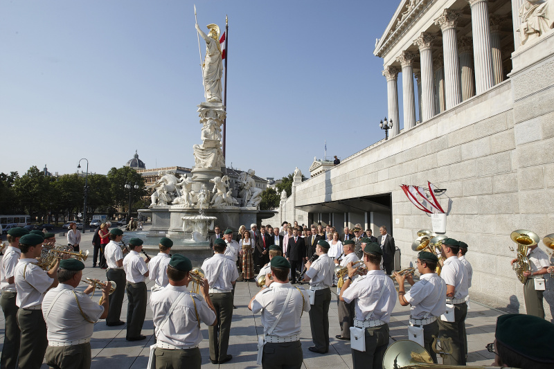 Bundesratspräsident Martin Preineder im Kreise der Bundesräte während die Militärmusik bei der feierlichen Übergabe der Präsidentschaft spielt