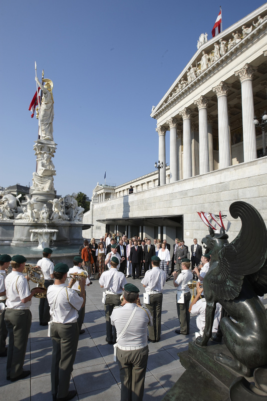 Bundesratspräsident Martin Preineder im Kreise der Bundesräte während die Militärmusik bei der feierlichen Übergabe der Präsidentschaft spielt