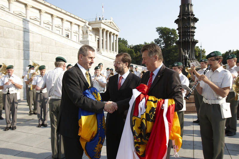 v.links: Bundesratspraesident Martin Preineder mit dem scheidenden Bundesratspräsidenten Peter Mitterer bei dem Austausch der Flaggen der Bundesländer Niederoesterreichs und Kärntens