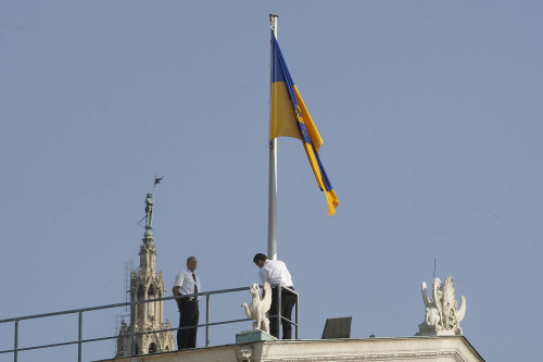 Hissen der  Flagge Niederösterreichs auf dem Dach des Parlaments