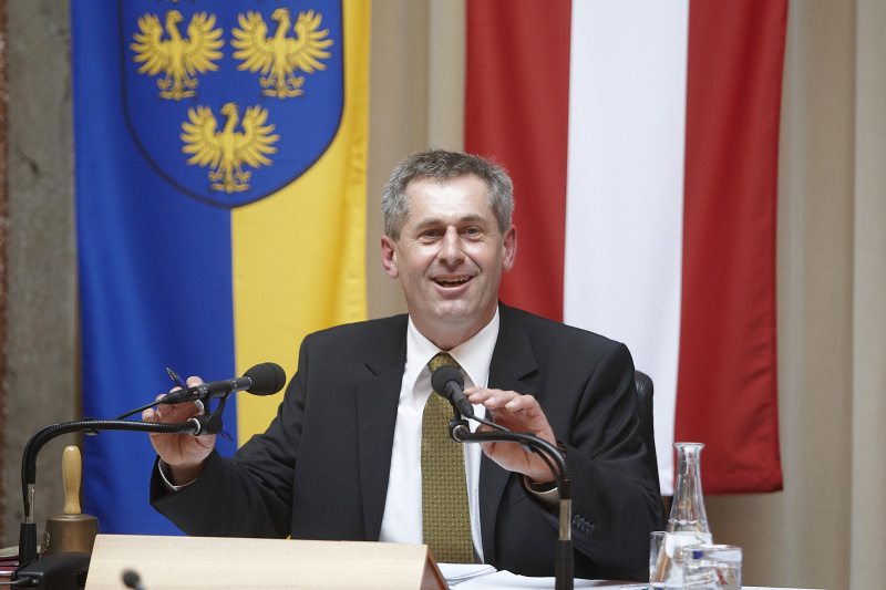 Bundesratspräsident Martin Preineder am Präsidium bei seiner Antrittsrede.