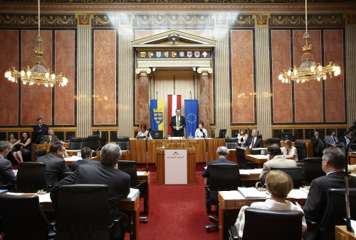 Bundesratspräsident Martin Preineder am Präsidium bei seiner Antrittsrede.