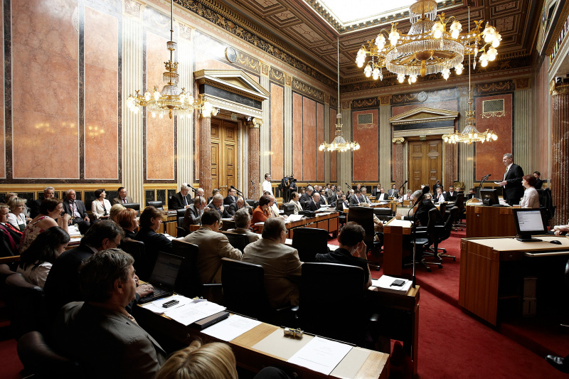 Bundesratspräsident Martin Preineder am Präsidium bei seiner Antrittsrede.