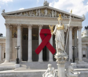 Red  Ribbon am Hauptportal mit Pallas Athene im Vordergrund