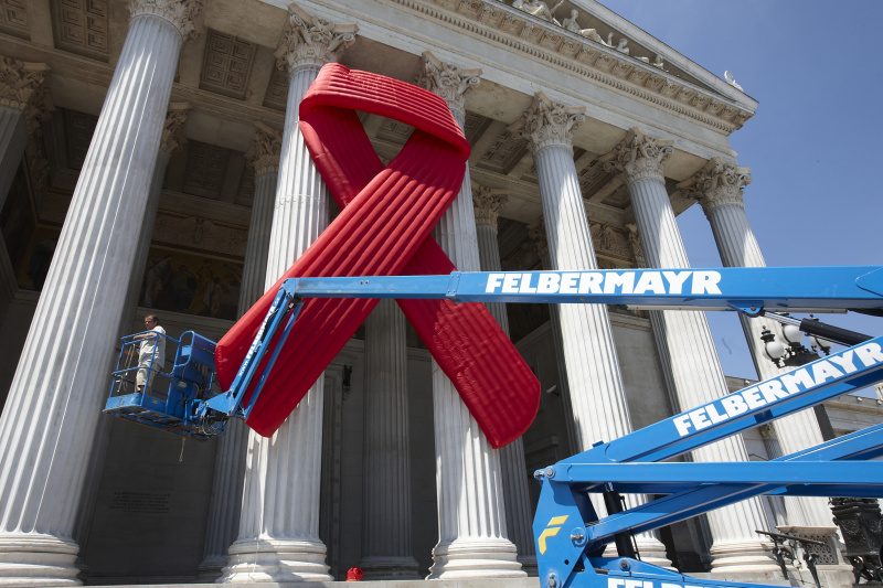 Montage des Red Riboons am Hauptportal mit Kran