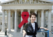 Red  Ribbon am Hauptportal mit Nationalratspraesidentin Mag. Barbara Prammer auf dem Kranwagen