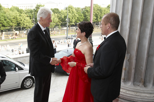 v.links: Bill Clinton wird von  Nationalratspraesidentin Mag. Barbara Prammer begrüßt, Gerry Kessler Organisator des Life Balls