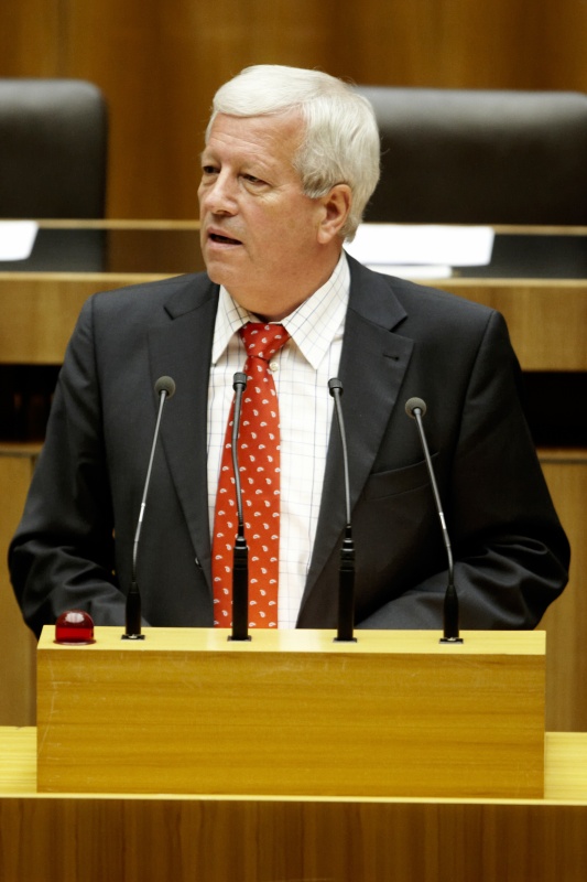 Jakob Auer, Nationalratsabgeordneter der ÖVP, am Rednerpult.