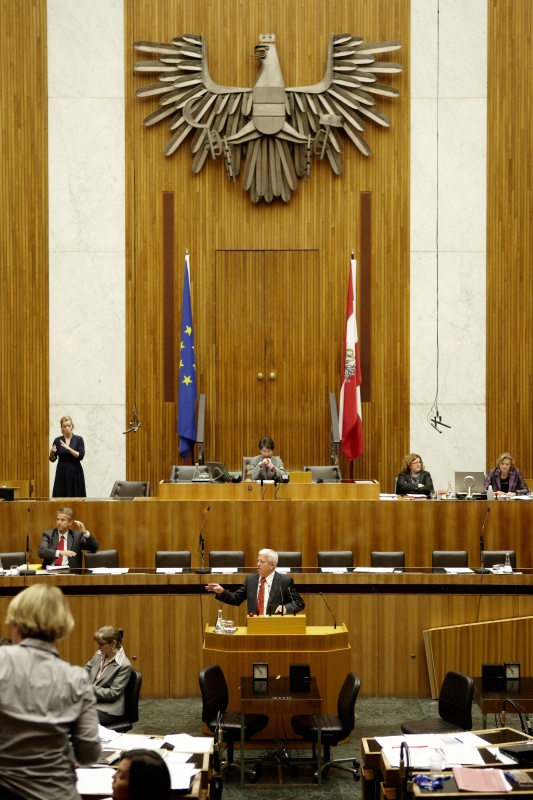 Jakob Auer, Nationalratsabgeordneter der ÖVP, am Rednerpult. Auf der Regierungsbank Dr. Reinhold Lopatka - Staatssekretär im Bundesministerium für Finanzen. Im Hintergrund am Präsidium Barbara Prammer – Nationalratspräsidentin. Dienst am Präsidium v.li. Dunja Kopesky (1er Position) und Mag.a Brigitte Berger (2er Position)